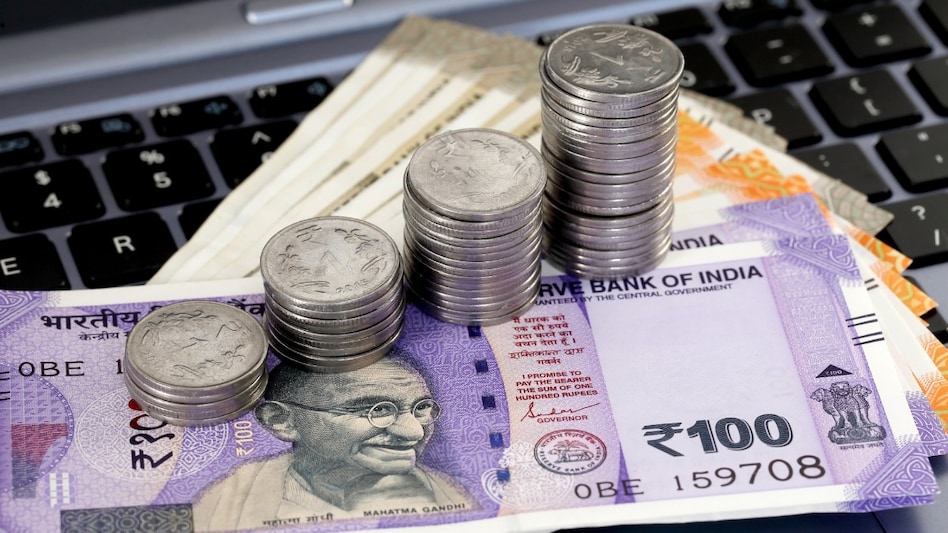 Kamath said that Professional Clearing Members (PCMs) previously only needed 25% collateral to secure a Rs 100 bank guarantee, but they will now need up to 50%. Kamath said that Professional Clearing Members (PCMs) previously only needed 25% collateral to secure a Rs 100 bank guarantee, but they will now need up to 50%.