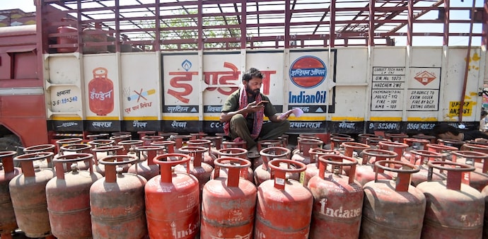 LPG, CNG, PNG prices today: Check rates at the top cities LPG, CNG, PNG prices today: Check rates at the top cities