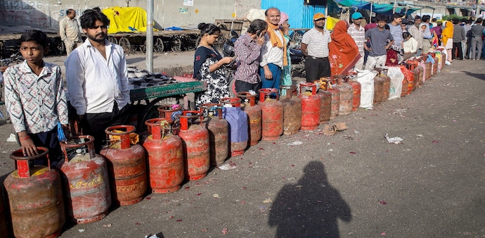 LPG delays hit 4 in 10 homes, black market prices surge up to ₹4000 extra LPG delays hit 4 in 10 homes, black market prices surge up to ₹4000 extra