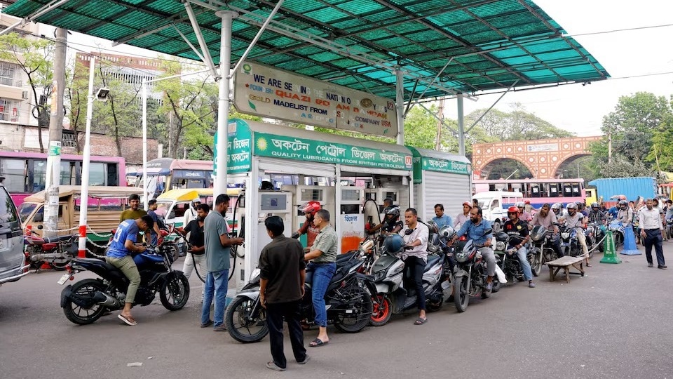 'Motorists waiting for hours at pumps': Major fuel crisis in Bangladesh