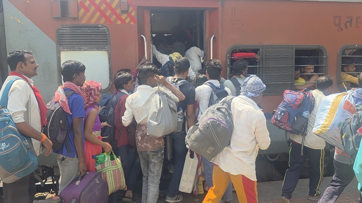 Migrant workers earning between ₹500 and ₹800 a day say they are unable to afford both cooking gas and food.