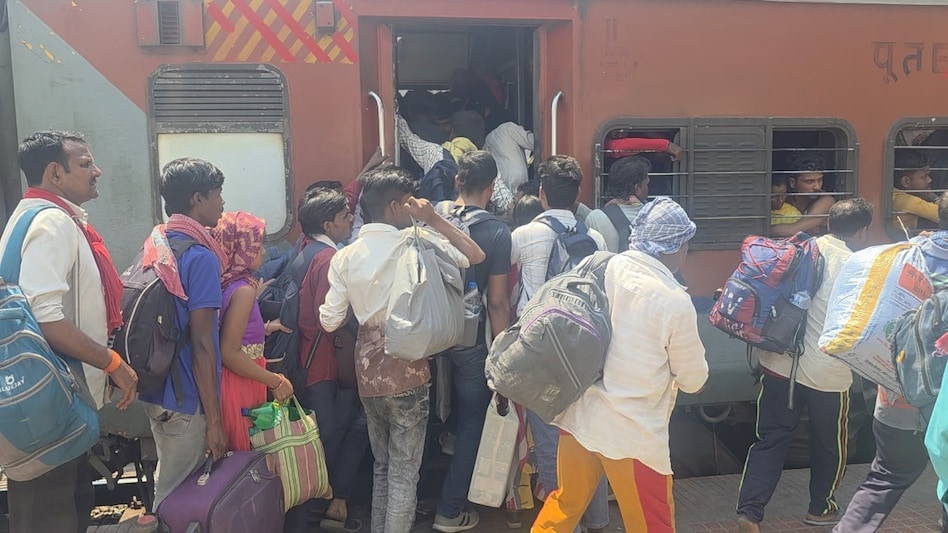 Migrant workers earning between ₹500 and ₹800 a day say they are unable to afford both cooking gas and food. Migrant workers earning between ₹500 and ₹800 a day say they are unable to afford both cooking gas and food.