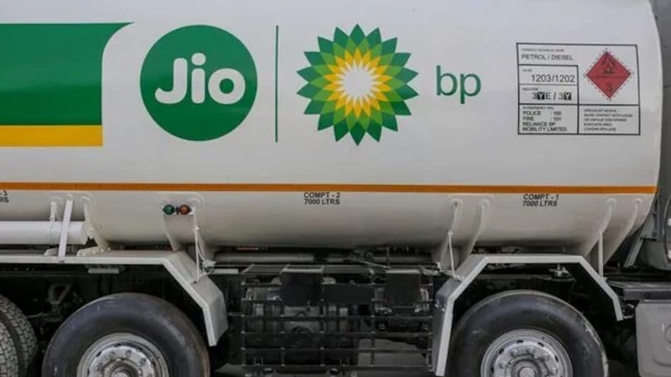 Reliance operates only about 2% of India’s more than 102,000 fuel stations, but it is the first operator reported to move beyond price increases to rationing supply. Reliance operates only about 2% of India’s more than 102,000 fuel stations, but it is the first operator reported to move beyond price increases to rationing supply.