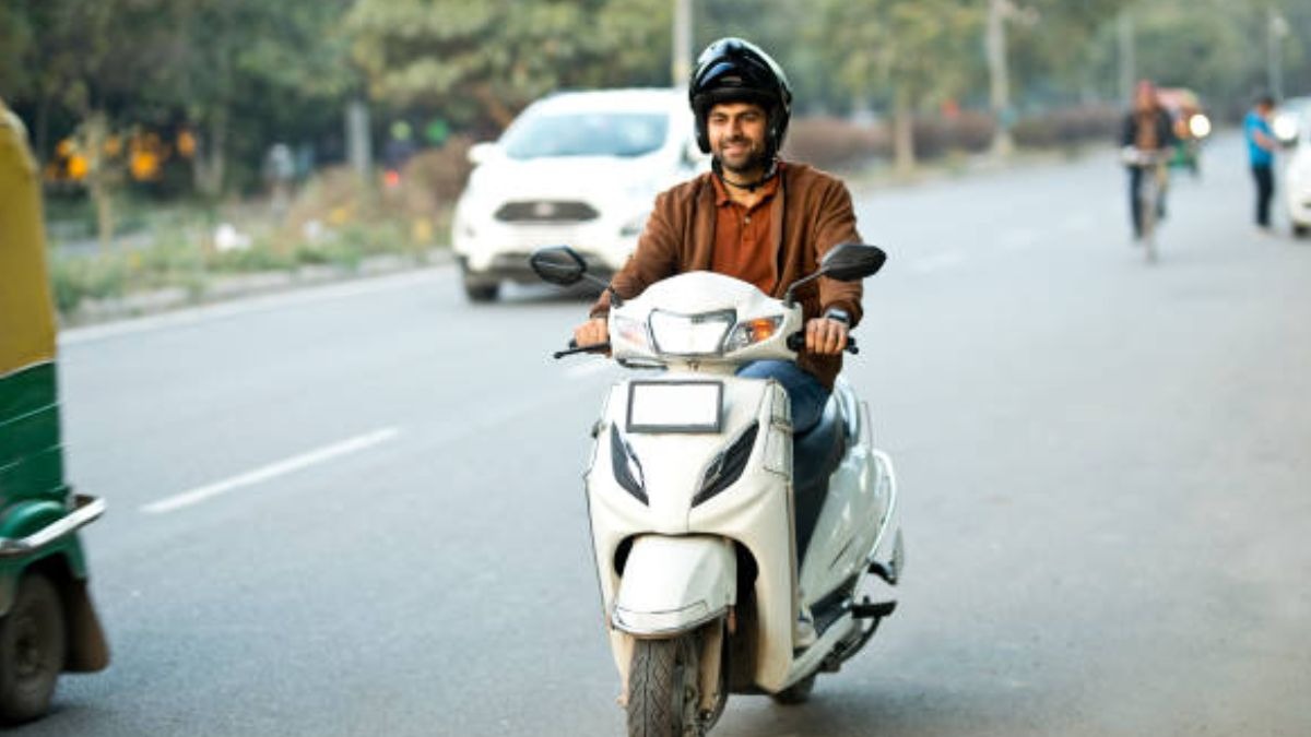 Delhi EV Policy 2026 aims to curb air pollution and to promote and adopt clean mobility transition through targeted incentives.