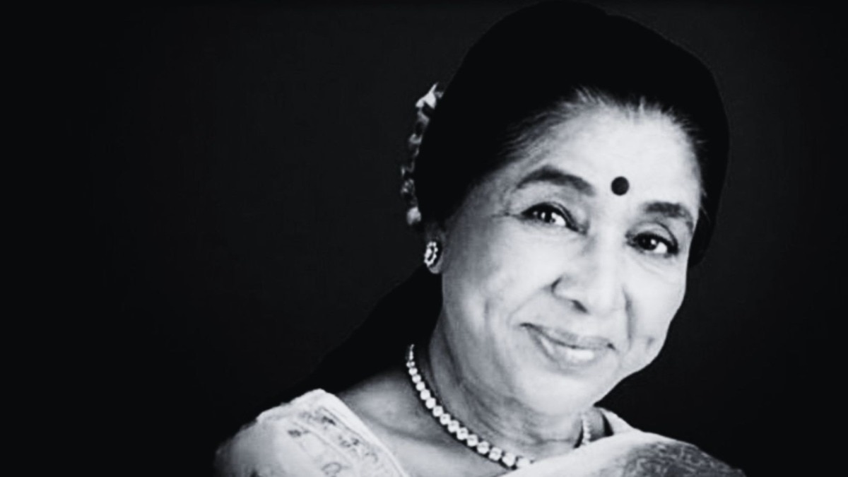 Asha Bhosle’s wax figure, unveiled in 2017 at Madame Tussauds Delhi’s Bollywood section.