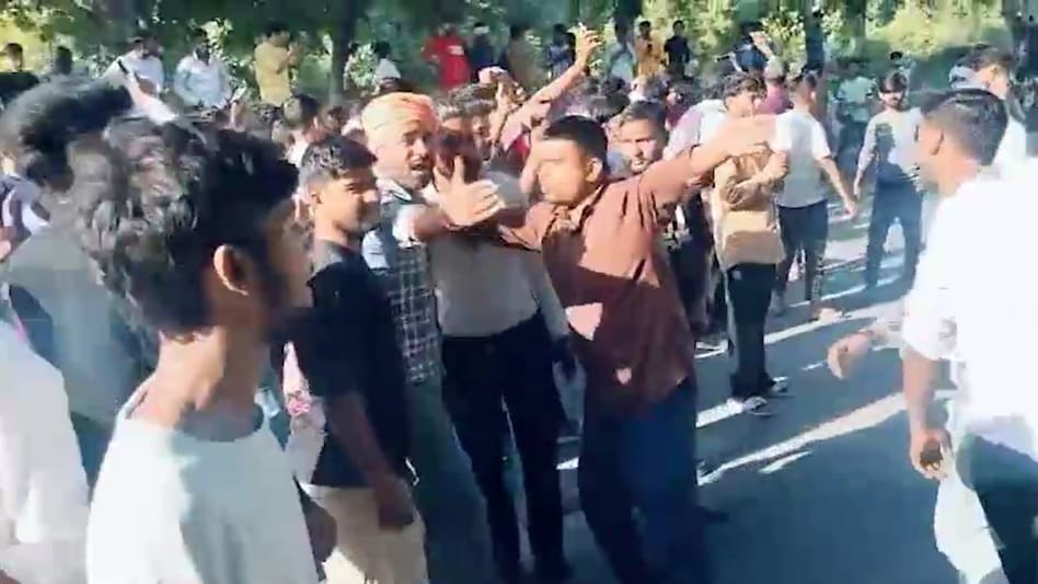 Labour unrest in Noida: Workers demanding Haryana-level wages choke Delhi border roads Labour unrest in Noida: Workers demanding Haryana-level wages choke Delhi border roads
