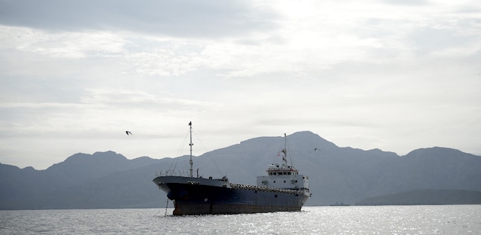 Just hours earlier, Iran’s Foreign Minister Abbas Araghchi announced that commercial shipping through the Strait would remain fully open during the ongoing ceasefire period linked to Lebanon. Just hours earlier, Iran’s Foreign Minister Abbas Araghchi announced that commercial shipping through the Strait would remain fully open during the ongoing ceasefire period linked to Lebanon.
