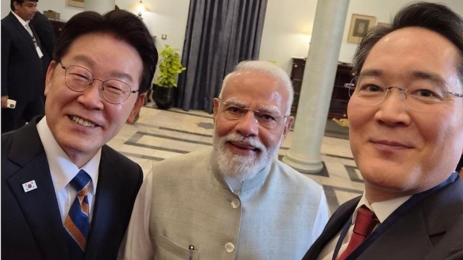 Samsung Electronics Chairman Lee Jae-yong (right) with South Korean President Lee Jae-myung and Prime Minister Narendra Modi. The image was captured on a Galaxy Z Flip7 manufactured at Samsung’s Noida plant. Samsung Electronics Chairman Lee Jae-yong (right) with South Korean President Lee Jae-myung and Prime Minister Narendra Modi. The image was captured on a Galaxy Z Flip7 manufactured at Samsung’s Noida plant.