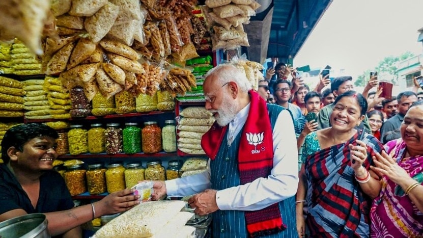The now-viral clip shows him watching the snack being prepared, chatting with the vendor, and insisting on paying—despite initial reluctance from the shopkeeper.