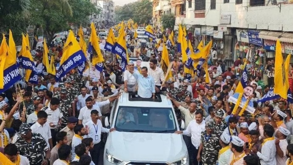 Kejriwal gets Gujarat boost: AAP falls in Surat, expands elsewhere Kejriwal gets Gujarat boost: AAP falls in Surat, expands elsewhere