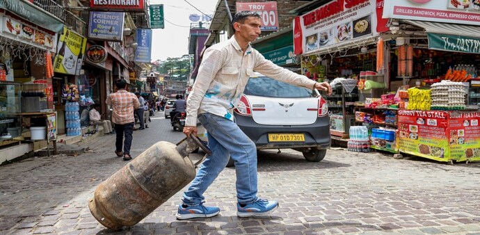 LPG, CNG, PNG prices on May 1: Check rates across major cities LPG, CNG, PNG prices on May 1: Check rates across major cities