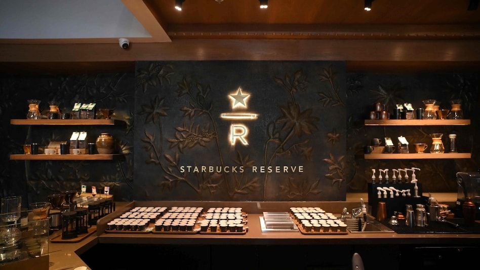 Starbucks currently operates 500‑plus stores across more than 80 cities in India, compared with an estimated 5,500 organised cafés nationwide Starbucks currently operates 500‑plus stores across more than 80 cities in India, compared with an estimated 5,500 organised cafés nationwide
