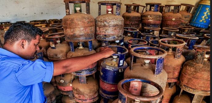 LPG, CNG, PNG prices today, May 6: Check rates in Delhi, Mumbai, Bengaluru, other major cities LPG, CNG, PNG prices today, May 6: Check rates in Delhi, Mumbai, Bengaluru, other major cities