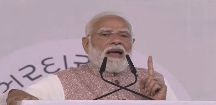 PM Modi also urged people to reduce unnecessary expenditure involving foreign exchange and reiterated his “Vocal for Local” appeal. PM Modi also urged people to reduce unnecessary expenditure involving foreign exchange and reiterated his “Vocal for Local” appeal.