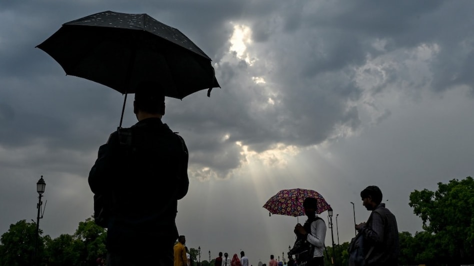 Delhi weather today: Yellow alert issued as thunder, lightning and light rain likely on Tuesday Delhi weather today: Yellow alert issued as thunder, lightning and light rain likely on Tuesday