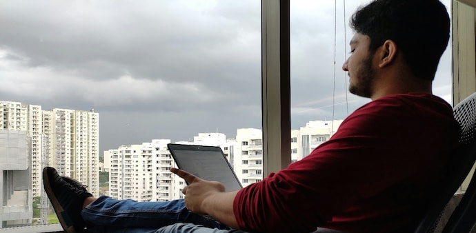 CA Kaushik claimed that if the same Rs 80 lakh had been invested in a Nifty 50 index fund in 2015, it could have grown to over Rs 2.2 crore by 2026, outperforming the apartment investment. CA Kaushik claimed that if the same Rs 80 lakh had been invested in a Nifty 50 index fund in 2015, it could have grown to over Rs 2.2 crore by 2026, outperforming the apartment investment.