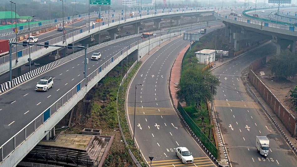 The Ministry of Road Transport and Highways oversees the highest number of ongoing projects (1,137 in total), and has seen only a 3% of cost overrun, with an expenditure rate of 34.21% The Ministry of Road Transport and Highways oversees the highest number of ongoing projects (1,137 in total), and has seen only a 3% of cost overrun, with an expenditure rate of 34.21%