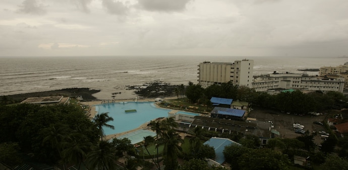 After Independence, pressure gradually grew to allow Indians into the club, and ordinary membership was eventually opened to them in the 1960s. After Independence, pressure gradually grew to allow Indians into the club, and ordinary membership was eventually opened to them in the 1960s.