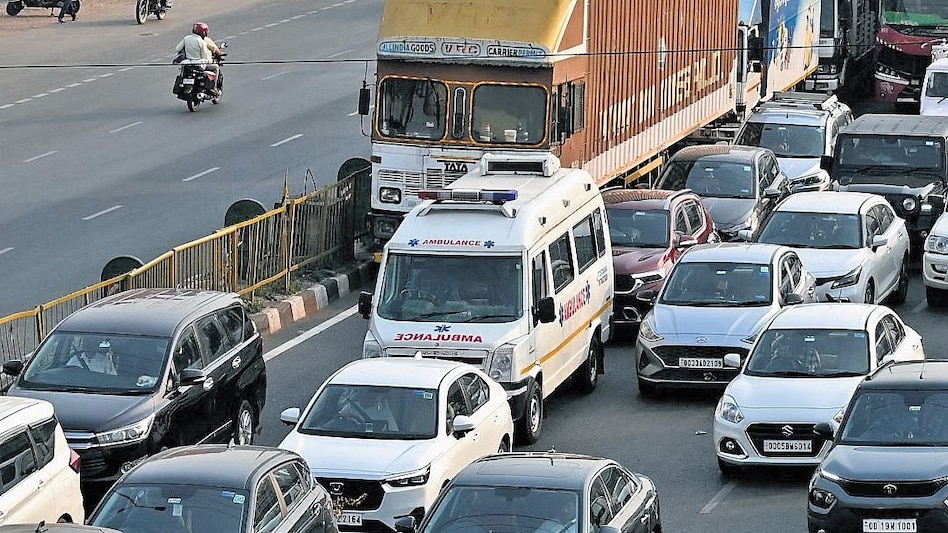 He argued that many road users fail to understand the urgency of an ambulance journey because they have never experienced the pressure of transporting a critically ill patient. He argued that many road users fail to understand the urgency of an ambulance journey because they have never experienced the pressure of transporting a critically ill patient.