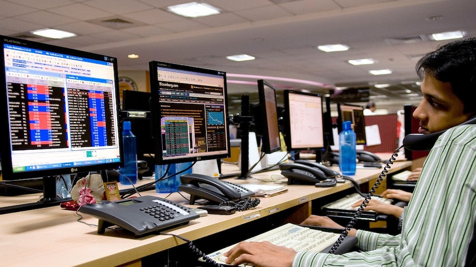 In the case of NHPC, non-retail investors and NHPC employees will be allowed to bid today. In the case of NHPC, non-retail investors and NHPC employees will be allowed to bid today.