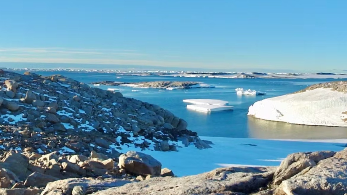 A single heatwave is unlikely to cause a dramatic jump in global sea levels, but scientists warn that recurring events of this nature signal a larger and more worrying trend. A single heatwave is unlikely to cause a dramatic jump in global sea levels, but scientists warn that recurring events of this nature signal a larger and more worrying trend.