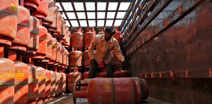 LPG, CNG, PNG prices on June 18: Check rates across major cities LPG, CNG, PNG prices on June 18: Check rates across major cities
