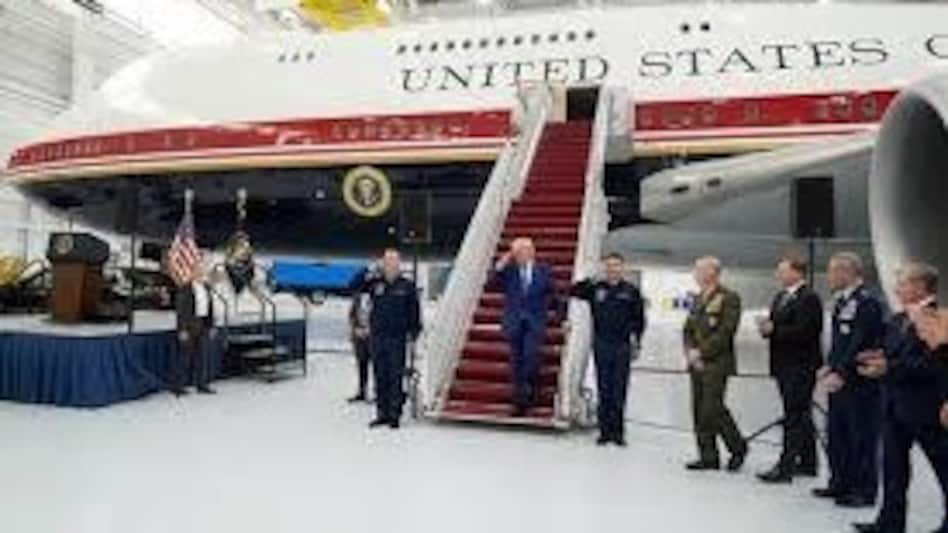 President Donald Trump unveiled a newly refurbished Air Force OnePresident Donald Trump unveiled a newly refurbished Air Force One President Donald Trump unveiled a newly refurbished Air Force OnePresident Donald Trump unveiled a newly refurbished Air Force One