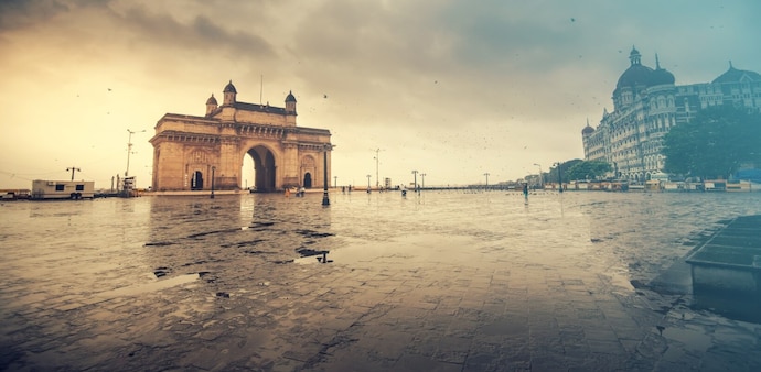 Mumbai witnessed heavy rainfall accompanied by thunderstorms Mumbai witnessed heavy rainfall accompanied by thunderstorms