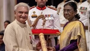 President Droupadi Murmu conferred the Padma Shri on veteran theatre artist and scientist Dr Anil Kumar Rastogi