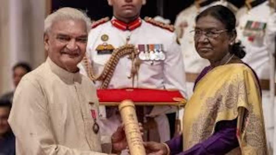 President Droupadi Murmu conferred the Padma Shri on veteran theatre artist and scientist Dr Anil Kumar Rastogi President Droupadi Murmu conferred the Padma Shri on veteran theatre artist and scientist Dr Anil Kumar Rastogi