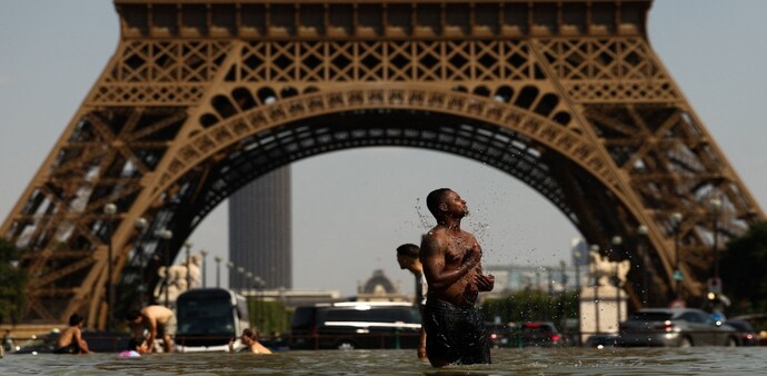 People cool off in the Trocadero Fountain near to the Eiffel Tower in Paris. (Photo: Reuters) People cool off in the Trocadero Fountain near to the Eiffel Tower in Paris. (Photo: Reuters)