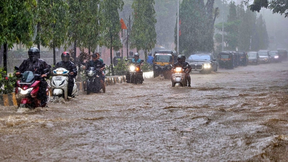 Red alert, runway suspended, 217 delays: How Mumbai's monsoon is crippling air travel Red alert, runway suspended, 217 delays: How Mumbai's monsoon is crippling air travel
