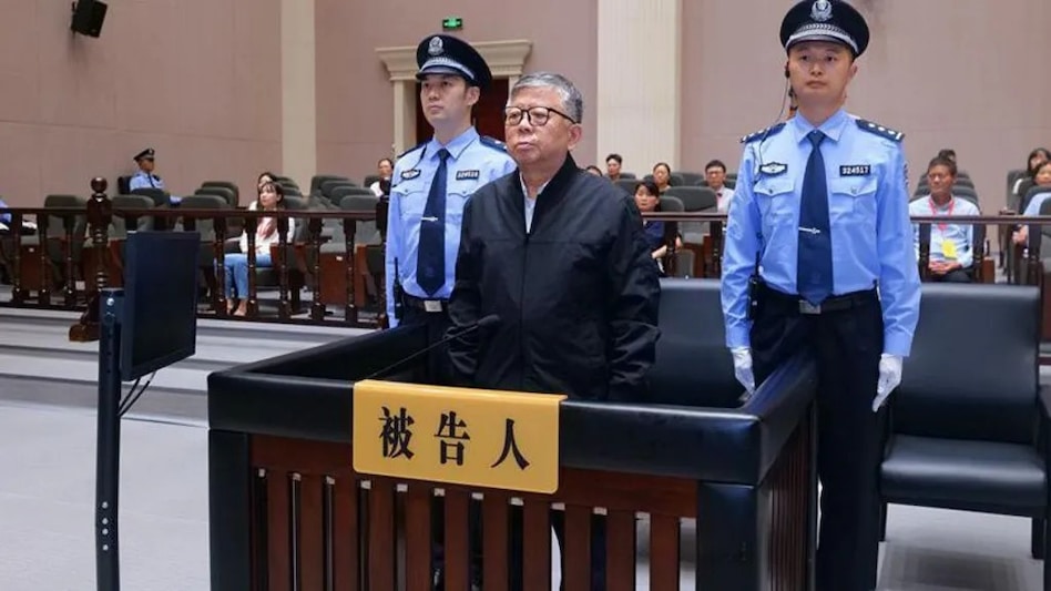 A Chinese court has sentenced former senior official Yang Youlin to death A Chinese court has sentenced former senior official Yang Youlin to death
