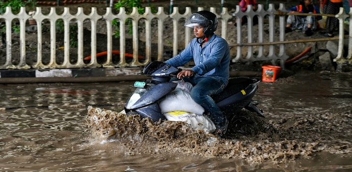 Delhi battered by rain as Mayur Vihar records over 10 cm of monsoon showers Delhi battered by rain as Mayur Vihar records over 10 cm of monsoon showers