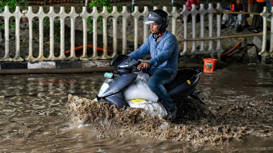 Delhi battered by rain as Mayur Vihar records over 10 cm of monsoon showers Delhi battered by rain as Mayur Vihar records over 10 cm of monsoon showers