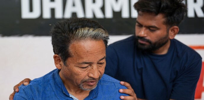 Sonam Wangchuk Rejects Hero Tag, Calls For Public To Join Exam Protest At Jantar Mantar Sonam Wangchuk Rejects Hero Tag, Calls For Public To Join Exam Protest At Jantar Mantar