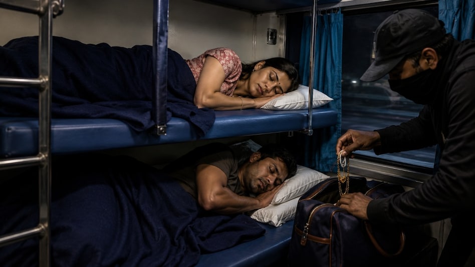 Railway to pay ₹80,000 in compensation to a couple whose handbag containing a gold mangalsutra stolen Railway to pay ₹80,000 in compensation to a couple whose handbag containing a gold mangalsutra stolen