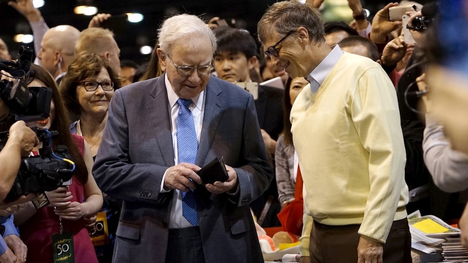 At Berkshire Hathaway's 2012 annual meeting, Buffett and the late Vice Chairman Charlie Munger were asked whether they would invest in companies such as Apple and Google. At Berkshire Hathaway's 2012 annual meeting, Buffett and the late Vice Chairman Charlie Munger were asked whether they would invest in companies such as Apple and Google.