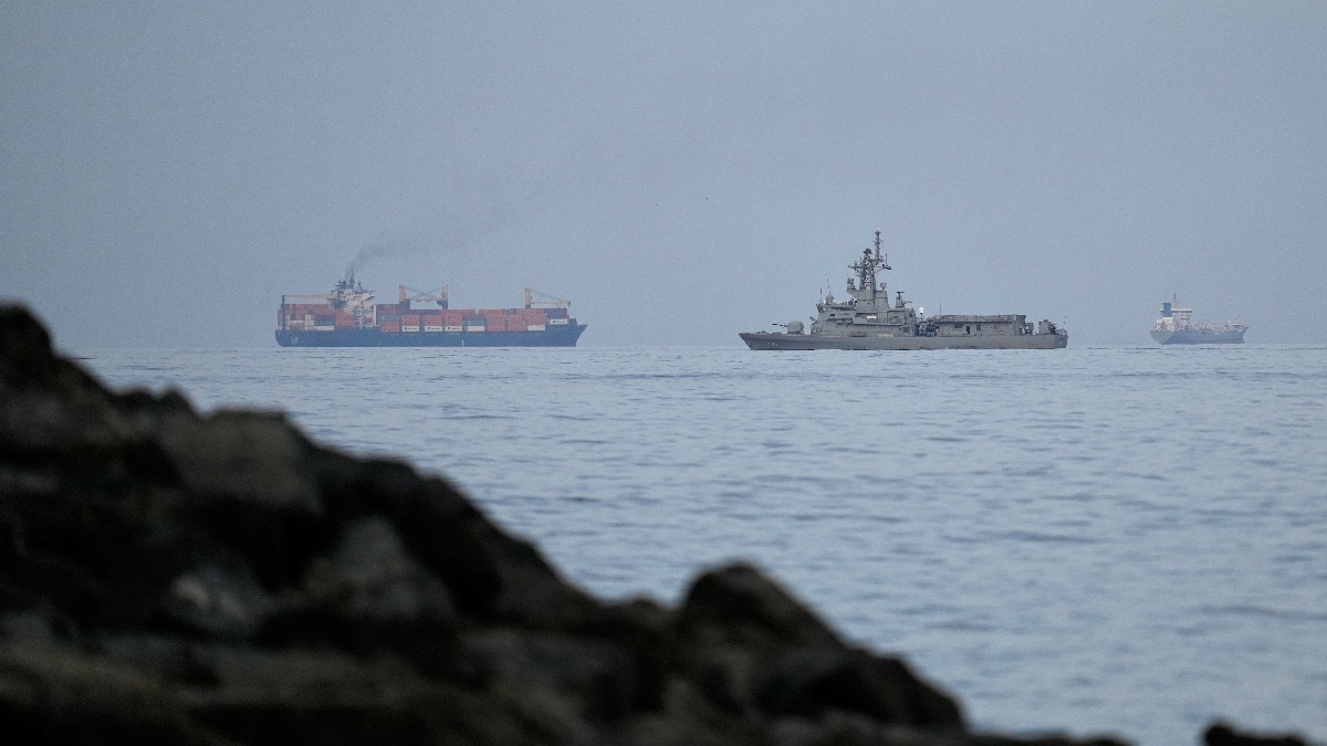 Are ships avoiding US military-guided transit assistance through Strait of Hormuz?