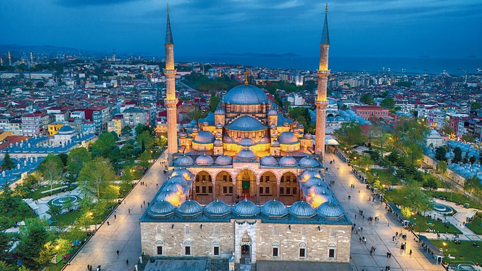 Straddling Europe and Asia, Istanbul blends imperial grandeur and vibrant street life Straddling Europe and Asia, Istanbul blends imperial grandeur and vibrant street life