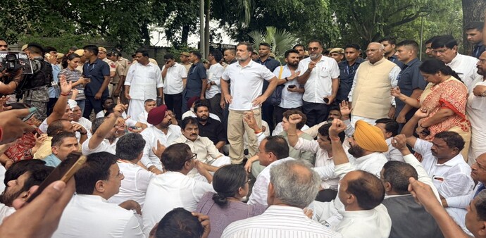 Congress stages protest outside PM's residence in Central Delhi Congress stages protest outside PM's residence in Central Delhi