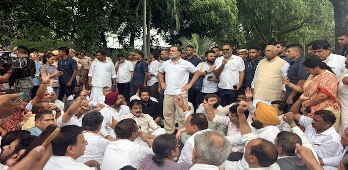 Congress leaders, including Rahul Gandhi, staged a sit-in protest outside the PM's residence in Central Delhi Congress leaders, including Rahul Gandhi, staged a sit-in protest outside the PM's residence in Central Delhi
