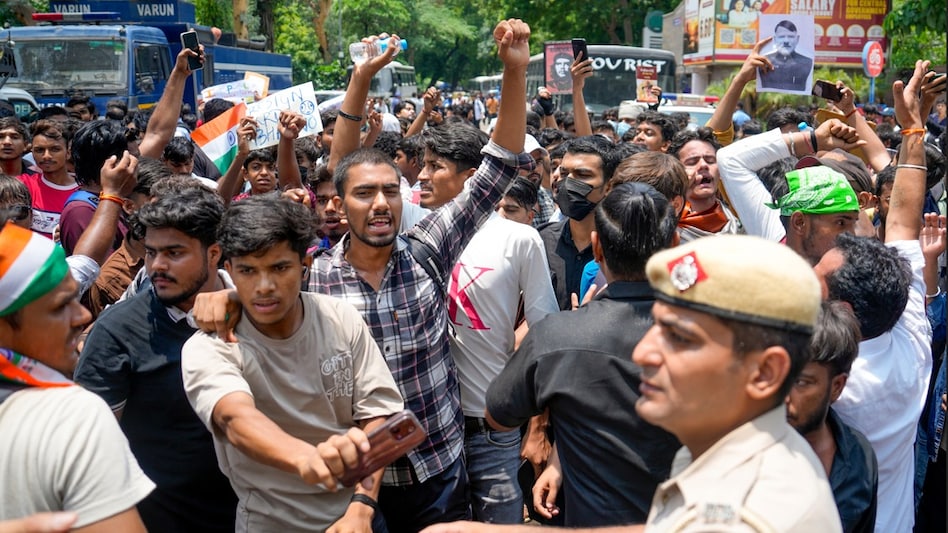 Students' protest: Delhi Police asks units to ditch plain clothes in Jantar Mantar Students' protest: Delhi Police asks units to ditch plain clothes in Jantar Mantar