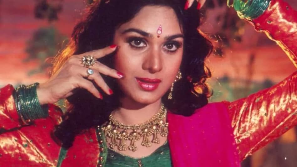 Meenakshi made her acting debut with Painter Babu in 1983, but it was Hero, released later the same year, that transformed her into a star. Meenakshi made her acting debut with Painter Babu in 1983, but it was Hero, released later the same year, that transformed her into a star.