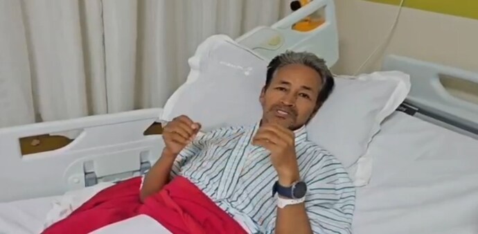 Activist Sonam Wangchuk on Friday ended his 26-day hunger strike at Medanta Hospital in Gurugram after weeks of negotiations with the Centre. Activist Sonam Wangchuk on Friday ended his 26-day hunger strike at Medanta Hospital in Gurugram after weeks of negotiations with the Centre.
