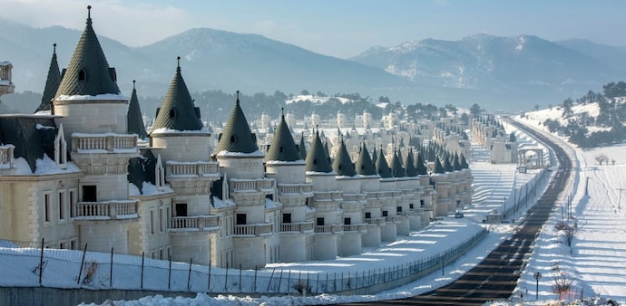 A row of snow-covered, castle-like villas at Burj Al Babas amid the scenic Turkish mountains Mudurnu & Bolu on January 19, 2019. A row of snow-covered, castle-like villas at Burj Al Babas amid the scenic Turkish mountains Mudurnu & Bolu on January 19, 2019.