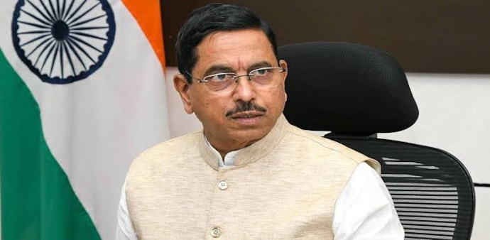 During his student years, Joshi developed a keen interest in public issues, social service and community development. During his student years, Joshi developed a keen interest in public issues, social service and community development.