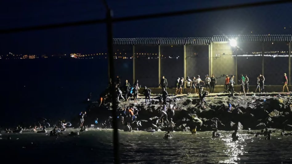 Migrants swim into Spanish city of Ceuta; armed forces deployed Migrants swim into Spanish city of Ceuta; armed forces deployed