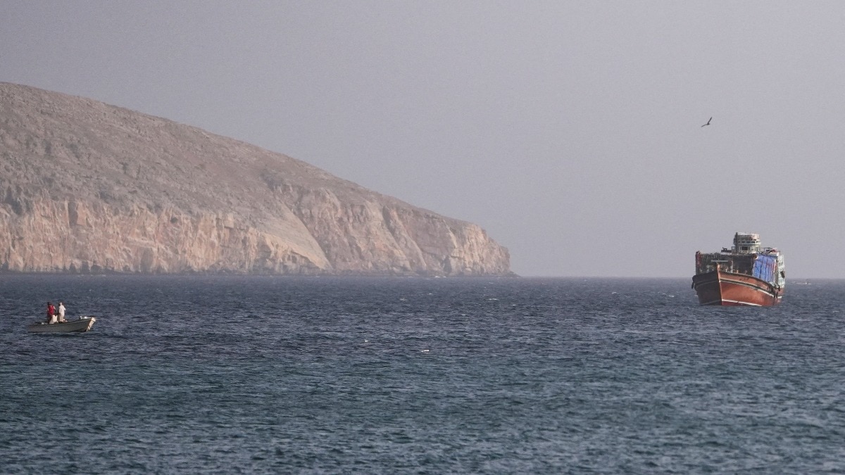 According to Kpler, only 18 commodity vessels passed through the Bab el-Mandeb Strait on Sunday, down from 27 on Saturday and 28 on Friday, indicating growing caution among shipping operators.