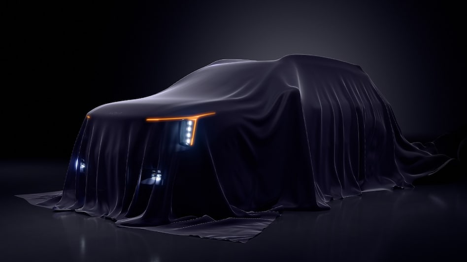 The teaser released by Kia offers the first look at the India-spec Sorento's exterior design. It highlights the SUV's upright silhouette, wide stance and pronounced shoulder line, giving it a strong road presence. The teaser released by Kia offers the first look at the India-spec Sorento's exterior design. It highlights the SUV's upright silhouette, wide stance and pronounced shoulder line, giving it a strong road presence.